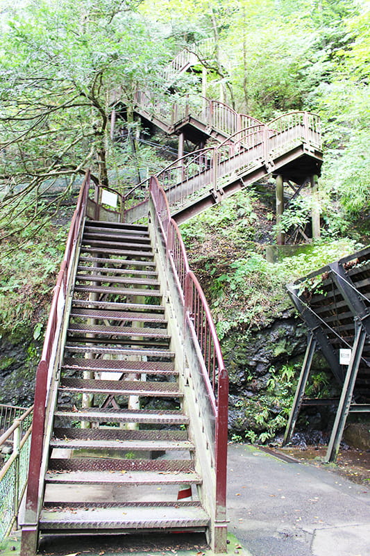 袋田の滝前の階段