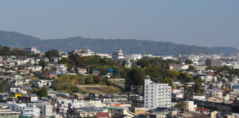 下山道の正面に小田原城が見えます