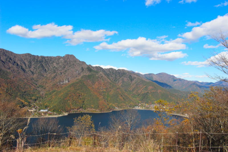 足和田山三湖台の展望台より西湖