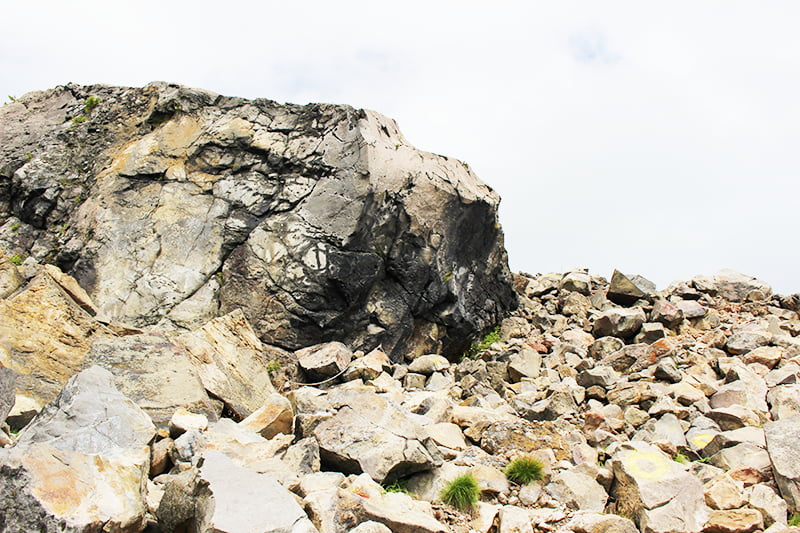 那須岳を登る途中にある大きな岩