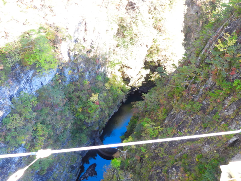 瀬戸合峡遊歩道・渡らっしゃい吊橋から渓谷を眺める