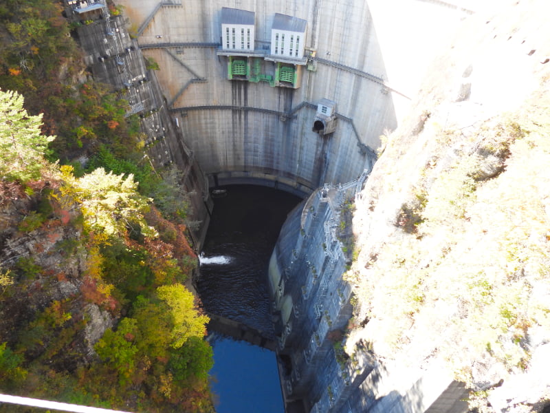 瀬戸合峡遊歩道・渡らっしゃい吊橋から川俣ダムを眺める