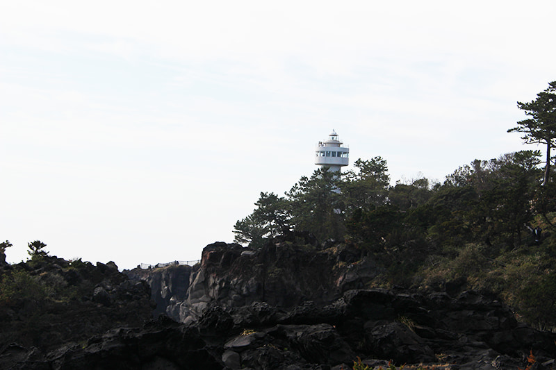 城ヶ崎海岸　遠くに見える門脇灯台